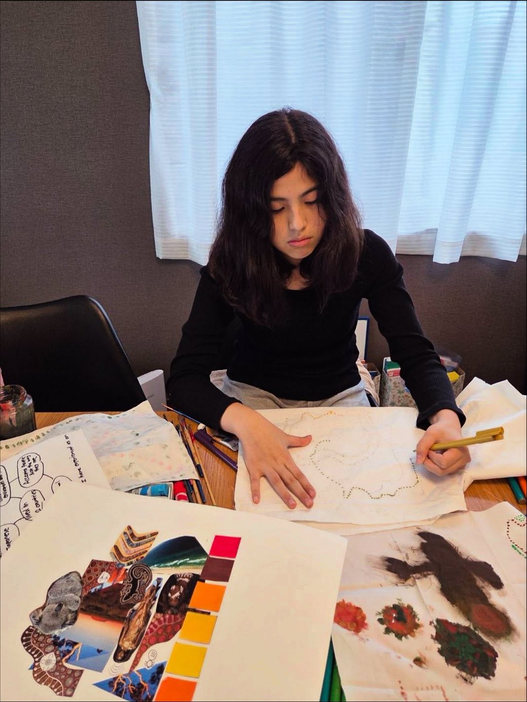 🇦🇺 Stage Lesson Story: Student’s Inspiring Approach to Theme

Every private lesson on the stage preparation journey holds a story. Today, we want to celebrate an incredible student working on an Australian-themed piece! 🇦🇺

To clarify her theme, she asked two profound questions:
1. "What is the Australian Dreamtime Story?"
2. "Who am I?" (Her own narrative)
What's truly inspiring? She sent her mind map for tomorrow's lesson. The aim is to effectively use our limited time to share her key message.

Her willingness to deeply challenge her own thinking and her proactiveness to maximize our lesson time taught us a valuable lesson on the importance of how we learn.

Design is communication that connects people. Keep trusting your vision and moving forward!

-------------------------------------------
ステージに向けた個人レッスンでは、一人一人に物語があります！

今日は、オーストラリアをテーマに作品製作に取り組んでいる素晴らしい女の子のストーリーをご紹介します🇦🇺
彼女は作品のテーマを明確にするため、二つの深い問いを立てました。

1. 「オーストラリアのドリームタイム・ストーリーとは何か？」
2. 「私とは何か？」（彼女自身の物語）

本当に素晴らしいなと感じたのは、その自主性です。彼女は明日のレッスンが始まる前に、マインドマップ資料を事前に送ってきてくれました。

「限られたレッスン時間で、自分のメッセージを上手く共有するために」ということでした。

自分の思考を深く掘り下げようとする彼女の意欲と、レッスンの時間を最大限に活かそうとするその積極性は、私たちに「学び方」の大切さを改めて教えてくれました😊

デザインとは、人々をつなぐコミュニケーションの一つです。
自分のビジョンを信じて、その調子で進んでいってくださいね！✨