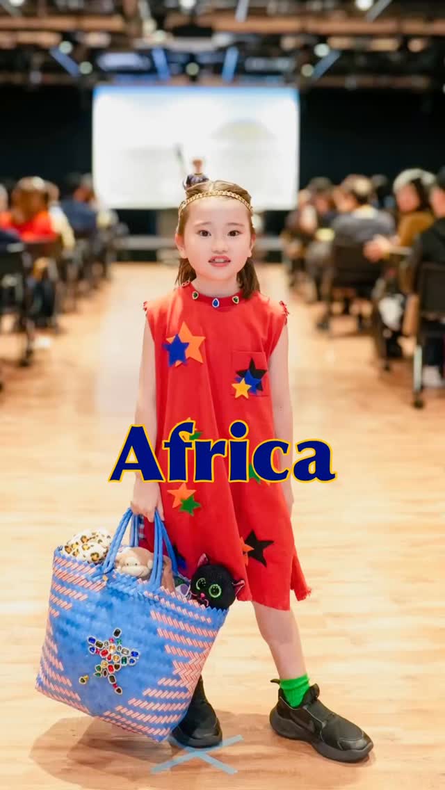The Little Girl Who Led Our World Journey. 👑
Her Africa-themed mood board was the ultimate inspiration for our show's opening. She was a first-year student, and it was her first event.
Backstage, despite her quiet "I'm okay," we knew she was nervous.
But when the music played, she walked out with pure spirit! We felt the incredible adventure of a small girl taking on a huge challenge, instantly linking her to the beautiful, vast landscapes of Africa.
Thank you for your bravery and for completing the first page of our story.

---------------------------------------------

👑 世界の旅の一ページ目を完成させてくれた小さな女の子🦁

彼女のアフリカをテーマにしたムードボードは、今回のショーのオープニングにとって最高のインスピレーションとなりました。彼女はBDSで学んで一年が経ち、今回が初めてのリアルイベント参加でした。

リハーサル中、舞台裏で個別に彼女に「大丈夫？困ってる事はない？」と聞いた時は、彼女は「うん、大丈夫だよ！」とすぐ返答してくれました。
そう言ってくれたけれど、彼女にとって初めてのランウェイ。私たちはきっと彼女が緊張しているだろうなと想像していました。

しかし、音楽が流れると、彼女は真っ直ぐな表情で力強く歩き出しました！
私たちは、小さな女の子が大きな挑戦に挑むその背中から冒険のようなストーリーを感じ、それがアフリカの美しく広大な風景と結びつきました✨

素晴らしい勇気と、そして私たちの物語の一ページ目を完成させてくれて、本当にありがとう🛫✨👏