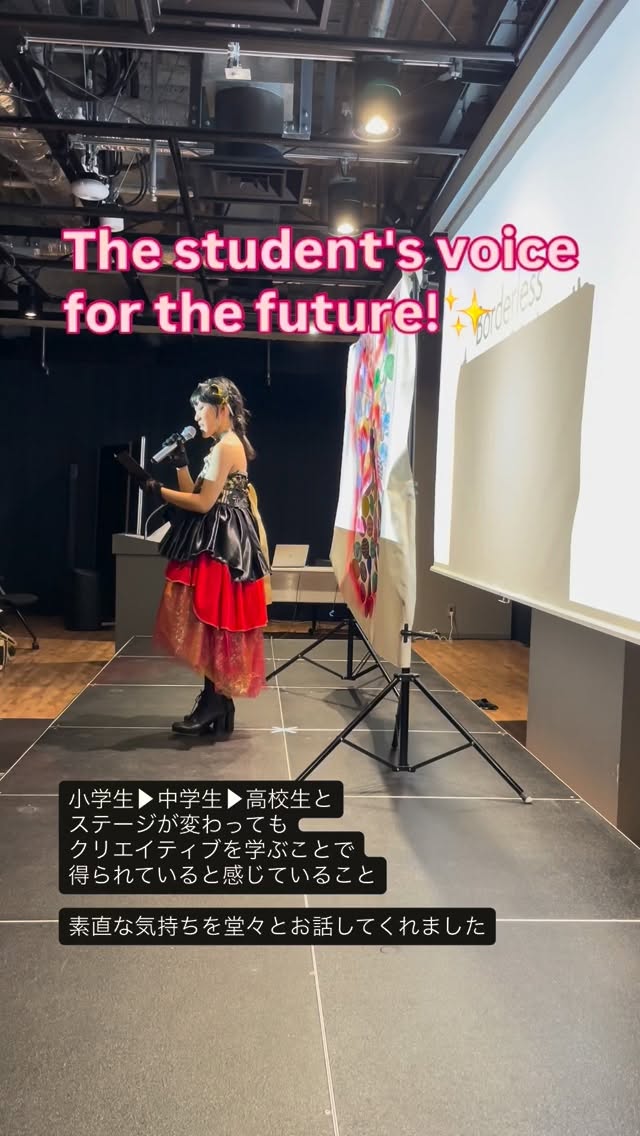 A dress designed and completed entirely by her own hands. 🧵✨
The final touches on the props were done during school breaks—a true testament to her dedication.
“A kind heart is strong, and a strong heart is kind.” She truly embodies these words, and we wholeheartedly support her always.
When someone chases a dream, they need people who believe in them and cheer them on with all their hearts.
We hope the Borderless Design School continues to be the driving force that helps everyone spread their wings.
---------------------------------------
自らデザイン画を描き、自ら完成させた一着のドレス🧵✨
小道具の最終仕上げは、学校の休み時間を活用して行っていました😌
「心が優しい人は強く、心が強い人は優しい。」 彼女はまさにこの言葉を体現しており、私たちはいつも心から彼女を応援しています。
人が何か目標を追いかけるとき、それを心から信じ、応援してくれる人の存在は前に進む力を加速させます😌
これからも、ボーダレスデザインスクールが、みんなが羽ばたくための原動力となることを願っています🪽