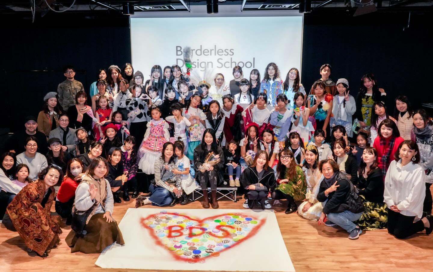 Thank you all very much for participating in the "2025 World Traveller: The Encounters on This Journey Will Change Tomorrow."🛫🌐✨
It was a stage created by the children, leveraging their unique sensitivity while learning about the cultures and histories of various countries.
Despite the differences in age, each of you was able to arrive at your own rich and vibrant answer.
I know firsthand that the children who performed and the operational staff members were working hard on their preparations right up until the last minute—the night before and the morning of the event.
That is precisely why the smiles, the joyful expressions, and the tears of emotion that I saw from the stage were shining brighter than anything else.
Humans possess the power to create☺️✨
And this power not only benefits ourselves but also surrounds those around us with smiles, vitality, and happiness🌼
Let's look forward to our lessons again this weekend!
@borderless_d_school
-------------------------------------------------
2025 World Traveller〜この旅の出逢いが明日を変える〜🛫🌐✨
ご参加いただいた皆様、本当にありがとうございました。
様々な国の文化や歴史を学びながら、子供たちならではの感受性を活かして、創り上げたステージ。
年齢を越えて、彩り豊かな答えに其々が辿り着く事ができましたね。
前日夜まで、当日の朝まで、出演者の子どもたちや運営メンバーも、其々がギリギリまで準備を頑張っていた様子をリアルタイムで知っています。
そしてお忙しい日々の中、時間を作って各地から足を運んで下さったゲストの皆様。楽しんでいただけていたら嬉しいです。
(お写真に全員写りきらなくて、本当に残念です)
ステージから見える皆さんの笑顔や楽しんでいる表情、感動の涙は、何よりもキラキラと輝いていました。
人間には創る力がある☺️✨
そしてそれは自分の事はもちろん、身の回りを笑顔や活力、幸せで包んでいきます🌼
また今週末も、レッスン楽しみましょう!✨✨