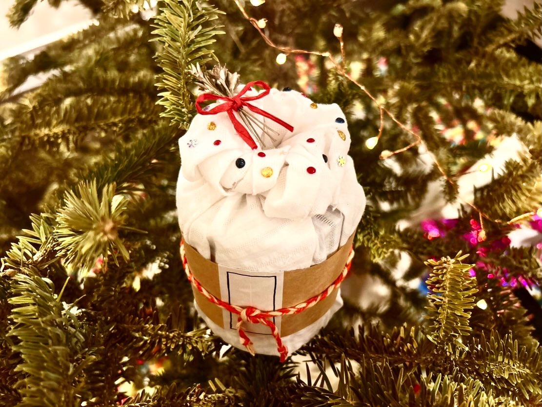 Finding the answer yourself is so much better than just waiting for it😌🌈

Our Presentation Day showed us just that, captured beautifully in the children’s endless creative ideas.

Focusing on the Japanese traditions of Tsutsumu (wrapping) and Kasaneru (layering), the students explored their unique creations through the themes of Christmas and Valentine's Day. 

Learning to create is about accepting your own style and finding true freedom.

We're so proud of everyone and look forward to seeing your creativity flourish even more next year✨🎁✨
----------------------------------------------------
"自ら答えを見つけに行く作業は
答えを待っている時間よりも何倍も楽しい😌🌈"

そんな風に思わせてくれる
子供たちのアイデア溢れる
プレゼンテーションデイになりました！

今回のクラスでは
日本の文化"つつむ" "かさねる"を起点に
クリスマスorバレンタインチームに分かれて
其々のクリエイションを探求しました🌼

"自分で生み出せる"ことは
結果的に自分のスタイルを受容して
自分自身を自由にさせることでもあります😌

また来年もみんなのクリエイションが
伸び伸びと花開く一年になるよう
変わらず応援しています✨🎁✨