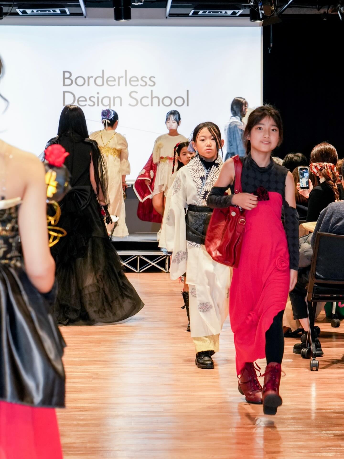 In a world full of disconnected bits of information, it’s so easy to lose track of what really matters.

At Borderless Design School, we play with the "blank spaces" between those bits. Our lessons are all about imagination: "How would I feel in their place?" or "What’s the heart behind this opinion?"

By weaving these dots into a story, children develop a natural sense for what truly fits the moment—we call it "Appropriateness." It’s so exciting to imagine a future where they use this creative magic to bring their own visions to life! 🌈
--------------------------------------------
現代は、断片的なニュースがすぐに届き便利な一方、
文脈から切り離された「点」の情報が溢れていると感じる場面も多いですね😌

点だけを見ていくと、一過性や表面的な正しさに踊らされ、本質を見失う場面も多いように感じますが、

子供たちがクリエイティブを通して思考を深めていく過程を見ていると、ここに人間としての可能性や面白さを無限に感じます😌🌈

断片的な情報（点）の間には、必ず「語られていない余白」があります。

ボーダレスデザインスクールのデザインレッスンは「もし自分がこの立場だったら？」「この出来事の裏にはどんな願いがあるのか？」と、一見欠けているピースを想像力で補い、物語（線）としてつなぎ合わせることができるようレッスンを設計しています。

柔軟で、その文脈に馴染む正解（Appropriateness）を創り出せる力✨
そんな力を楽しく使いこなし、自分のVisionを体現していく子供たちの未来をこれからも楽しみにしています🌈😉