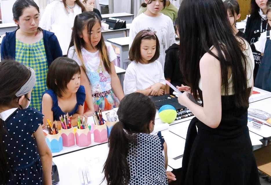 【Every child has the power to transform😊✨】
Our founder, Masako, started this school because of a frustration she felt as a child: the longing for a place to learn design that didn't exist back then. Now, Borderless Design School creates those spaces for children across borders.
This spring, our journey continues as we launch programs in Milan and Barcelona. Working alongside local teachers who are so dedicated to this creative vision is truly inspiring.
Our mission is simple: Prepare the world, provide the spark, and watch them fly.
We believe that every child shines. If a child feels they aren't, it’s never about their potential—it’s only about their environment.
We will continue to create worlds where every child can believe in their own power and take the lead in their own story🚀
-----------------------------------
【みんな、自分で成長する力が備わっている😊✨】
BDS代表の久保がこのスクールを始めたのは、自分自身の幼い頃のフラストレーションがきっかけです😉
「学校の図工でもなく、お絵かき教室でもなくデザインを学びたい!」と切望していましたが、当時はそんな場所はどこにもありませんでした。
だからこそ今、ボーダレスデザインスクールはエリアを越えて、子どもたちのための「学ぶ場所」を作り続けています✨
この春は、ミラノとバルセロナの複数の学校でプログラムがスタートします。このクリエイティブなビジョンに熱心に取り組んでくれる現地の先生方、政府機関の方々と共に歩めることを、心から嬉しく思います。
日本でも海外でも、私たちのやるべき事はシンプルです。
「たくさんの世界やチャンスを準備し、きっかけをギフトし、あとは子どもたちが自分で羽ばたくのを見守ること」
これまで国を越えて多くの子供たちと関わらせていただき、気づいた事は"どんな子も輝いている"という事です。
もし本人がそう感じられないとしたら、それはポテンシャルの問題ではなく、ただ環境が違うだけ😊
これからも子どもたちが自分の力を信じ、
自分自身の物語を自らの意志で歩んでいけるよう
心から応援しています🚀