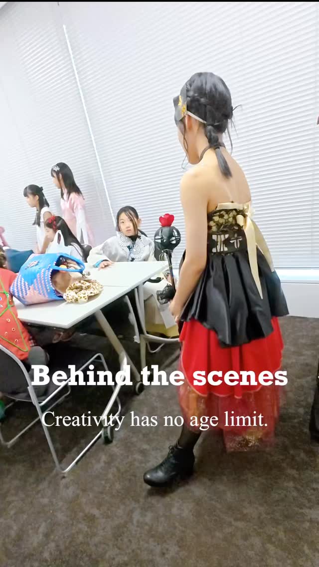A glimpse behind the scenes🌈✨
Month by month, these kids explore world cultures and bring their unique expressions to the stage. It’s the culmination of all their hard work.

One student told us: "I realized that everyone has their own unique way of thinking, and everyone is so amazing. I want to do my best, too!"

They weren't always this confident. Watching them overcome their shadows and learn to shine in their own way is a true gift. Keep going, we're so proud of you all!
----------------------------------------------
毎月、みんなで様々な国の文化を学びながら、
一人ひとりが自分の表現をステージに込めた、ある1日の舞台裏🌈✨

イベント終了後、小学生の女の子がこんな風に話してくれました。
「同じ授業を受けているのに、みんな考えていることが全然違うんだ。一人ひとりがこんなに素敵なんだって気づけたし、私ももっと頑張りたいと思いました！」
その言葉に、心がじんわりと温かくなりました。

最初から、みんな「今」の姿だったわけではありません。
緊張や恥ずかしさを一つひとつ乗り越えながら、
少しずつ、もっと自由に、伸びやかに😊♡
自分を表現できるようになっていくみんなの姿を、これからも応援しています！